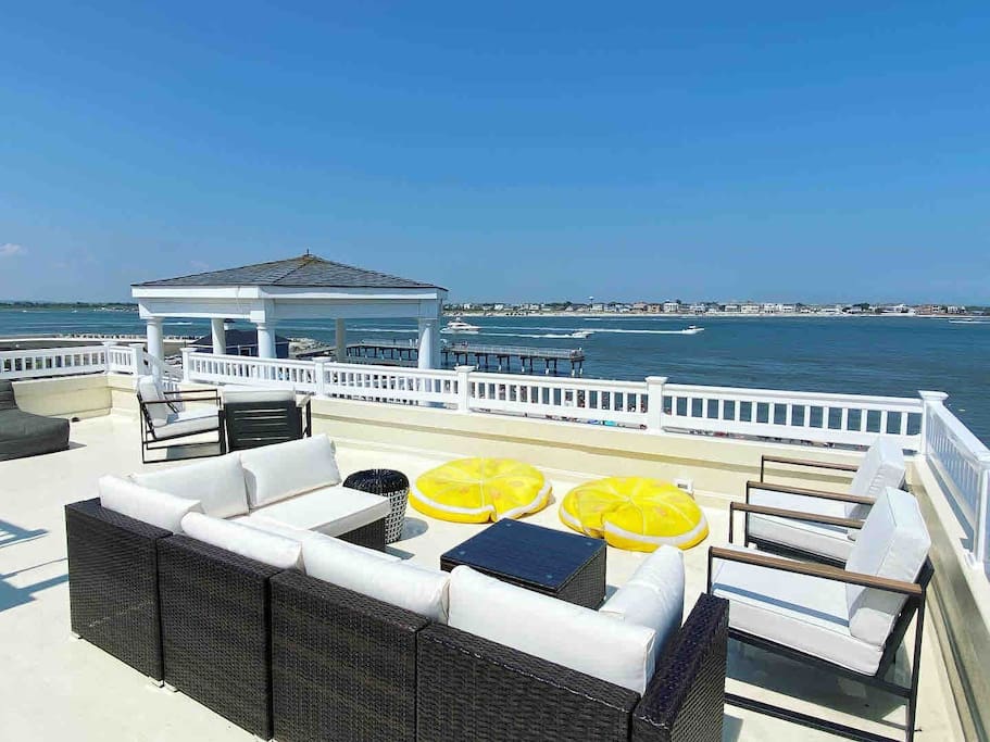 Icon Playce: Beachfront with 360 rooftop