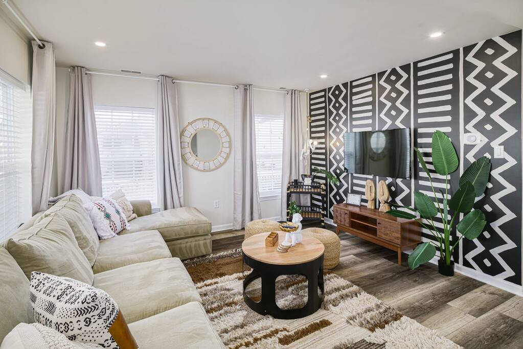 Imani Playce: Perfect location w/ Boho Vibes!