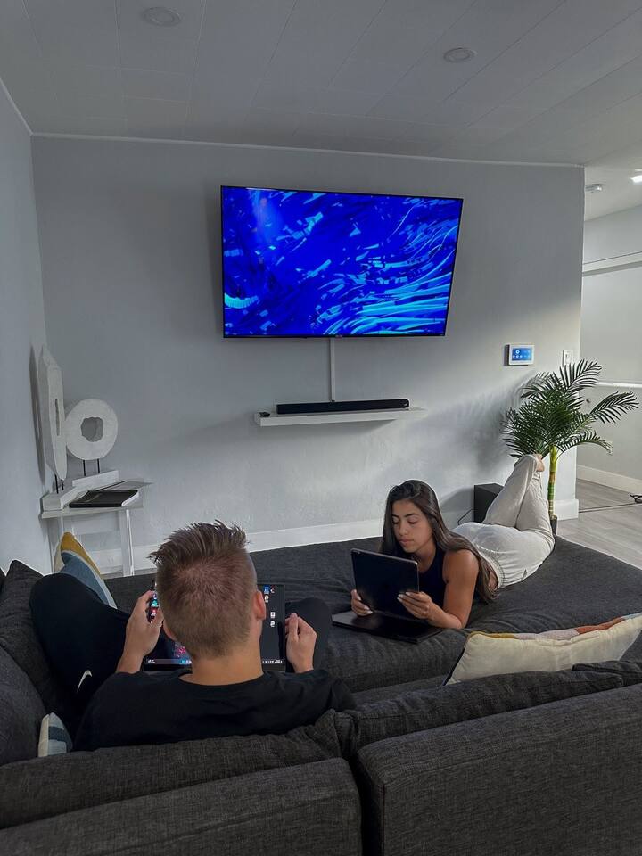 Massage chair |Games| 8 min to Beach, DT & Airport