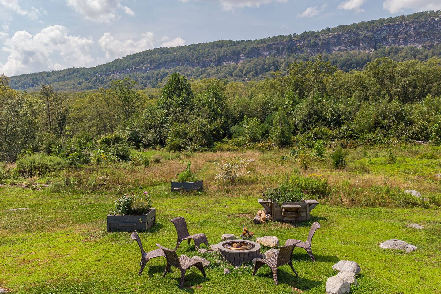 4 BR Stunning Mountain Retreat w Hot Tub!