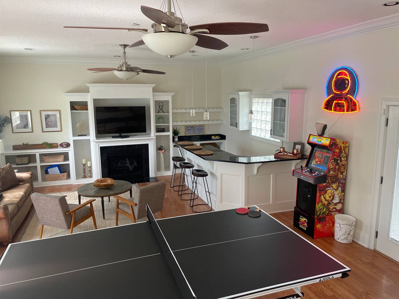 Great Home 3 BR/2 BA, Ping-Pong, Arcade, Wet Bar
