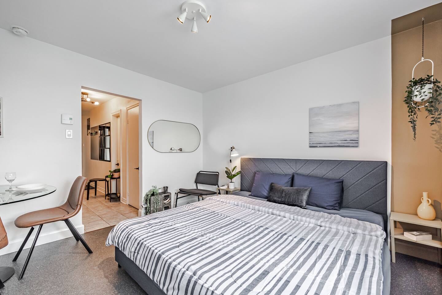 Free Parking | KING Sun-kissed Suite on St- Denis