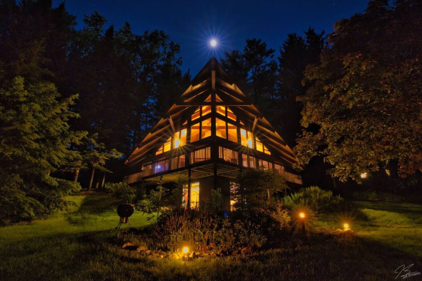 Lakeview Cabin> Unique Mid-Century Tucked in Bluff