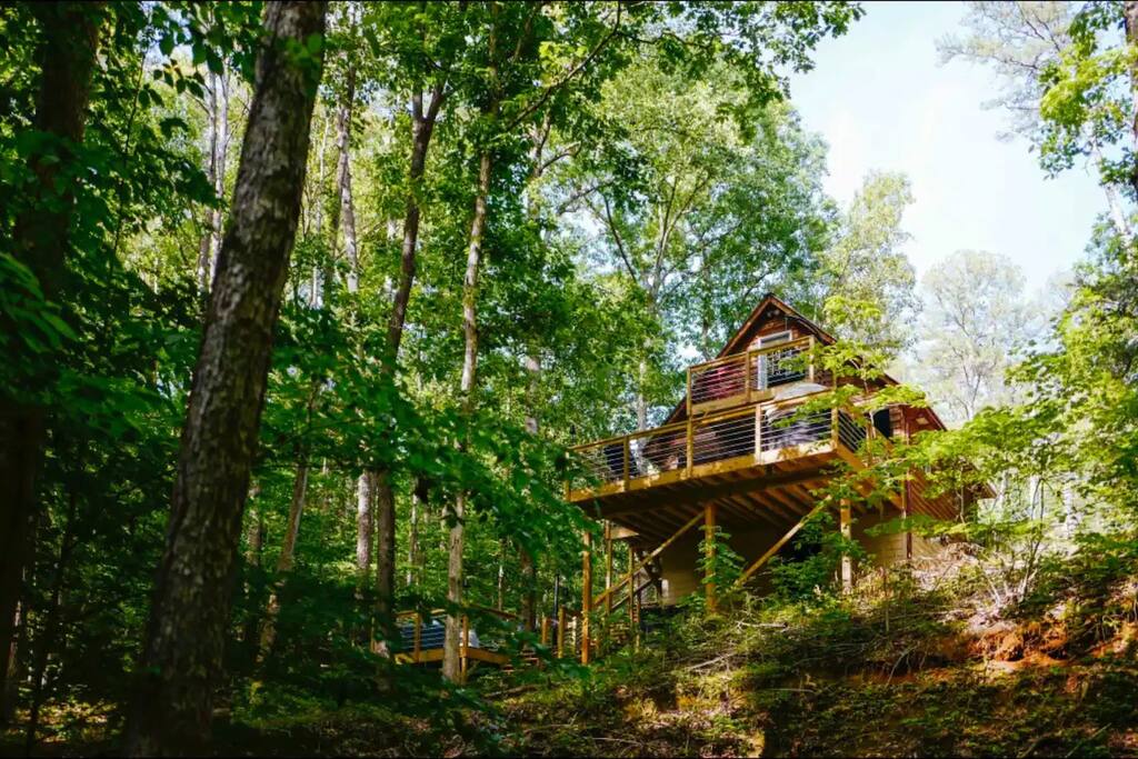 *Romantic Cabin *Hot Tub *Outdoor Living *Fire Pit