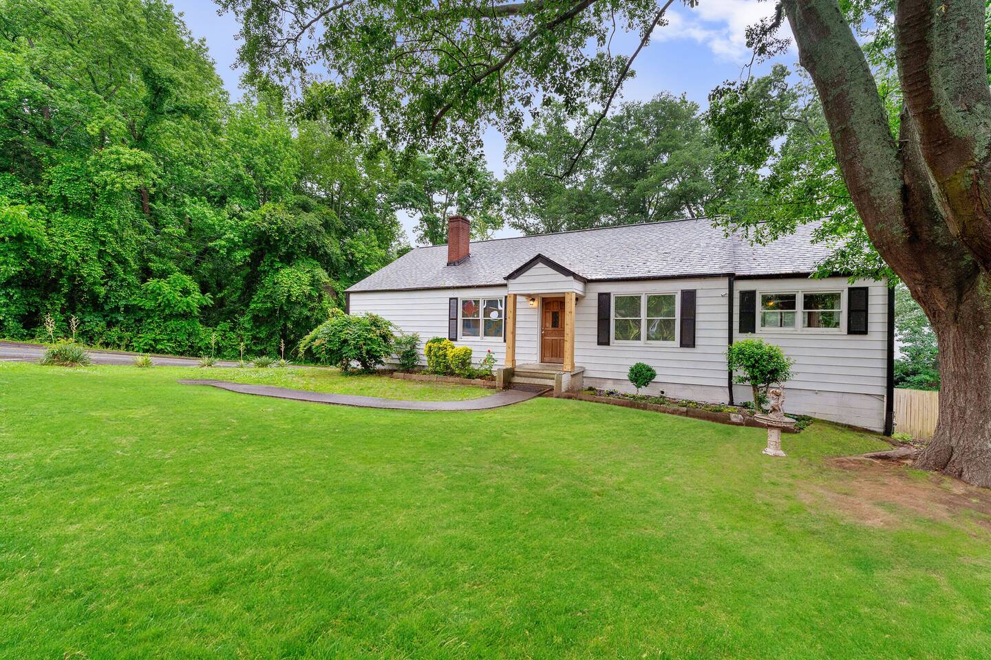 Large group & pet friendly, walk to downtown home.