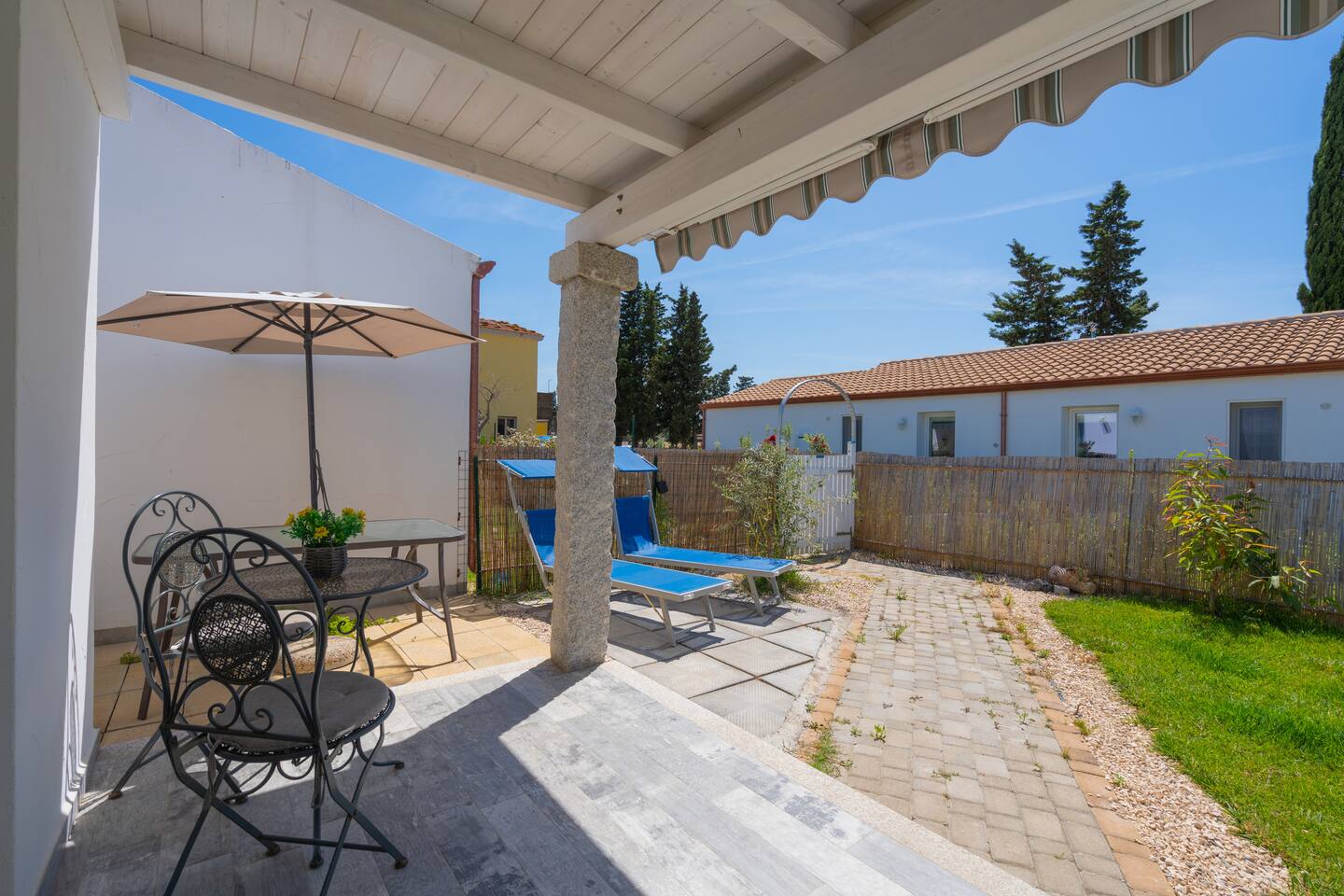 Seaside Villa 2BR-1BA.  7 min walk to the beach