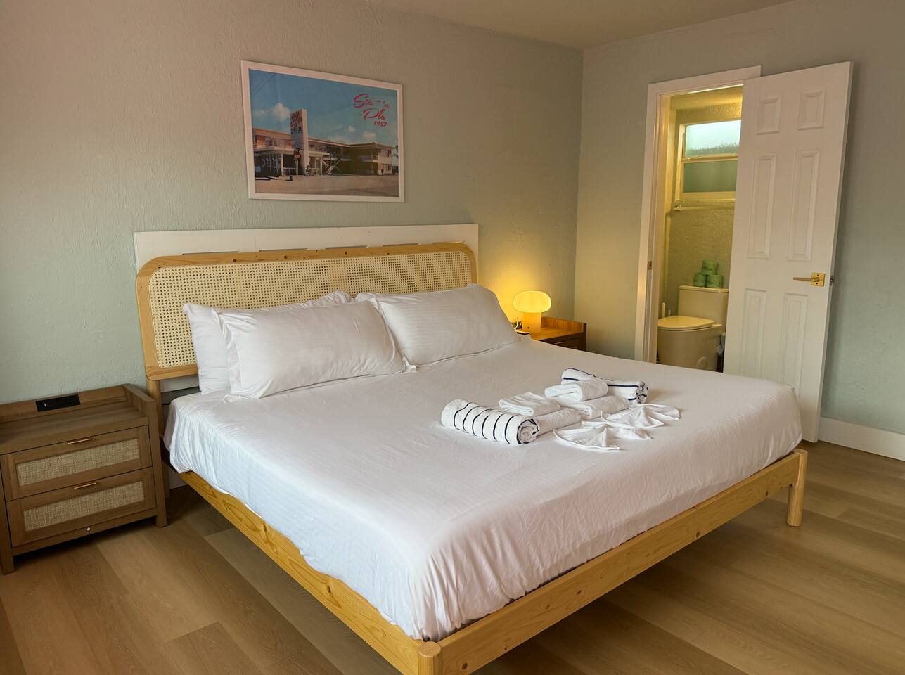 vintage vibe ~ 3 min to beach ~ pool ~