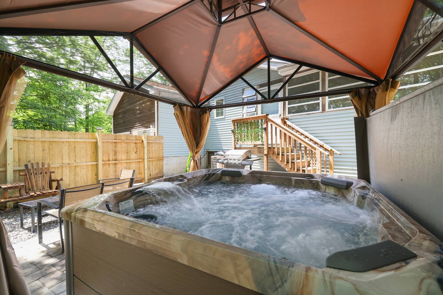 Poconos Getaway - Hot tub, Fire Pit, & Game Room