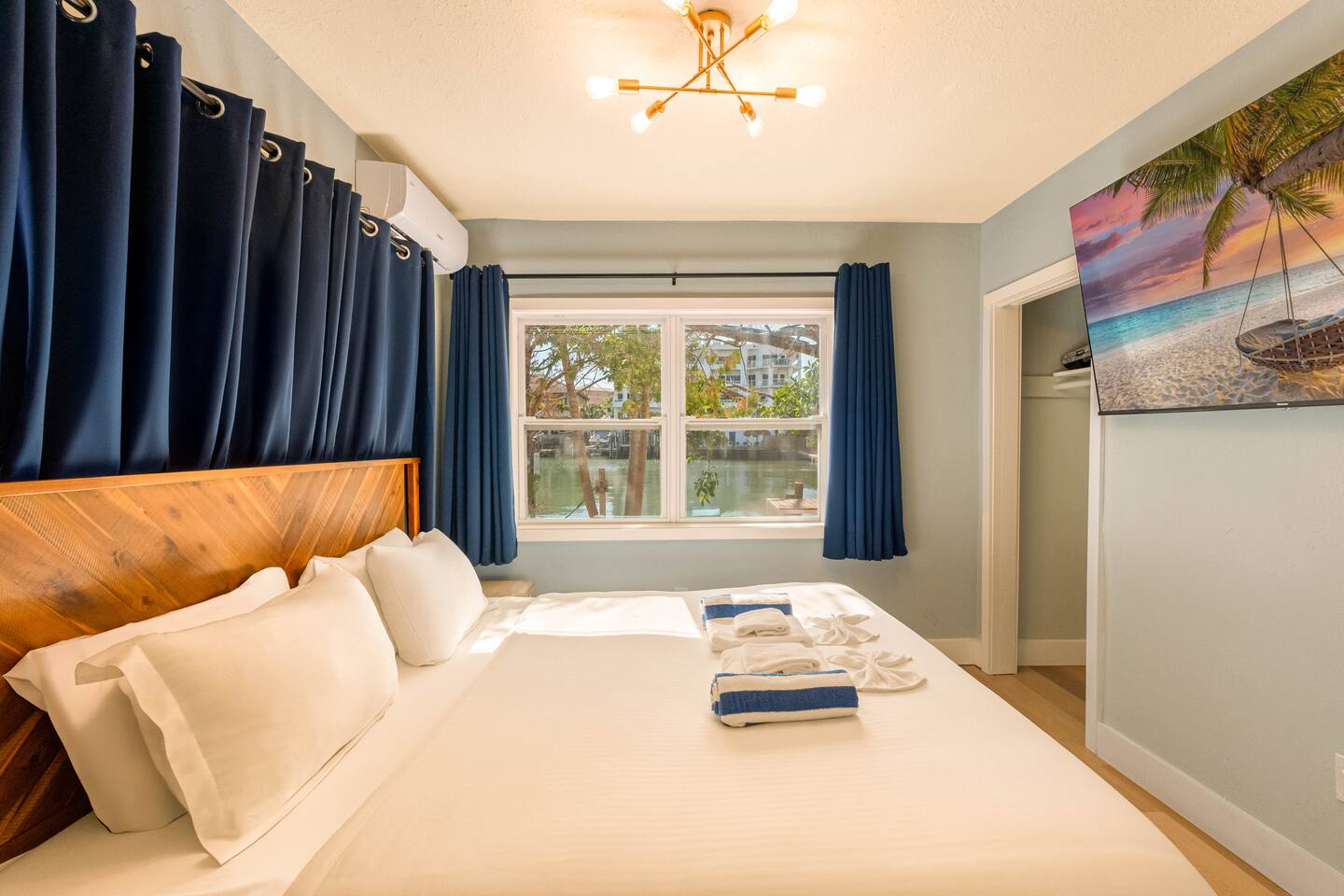 3 min to beach ~ pool ~ free parking