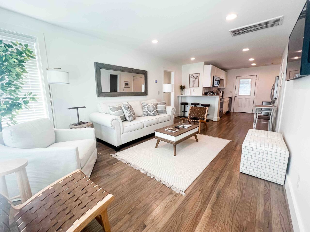 Beautiful 2BR Condo in Homewood next to SOHO