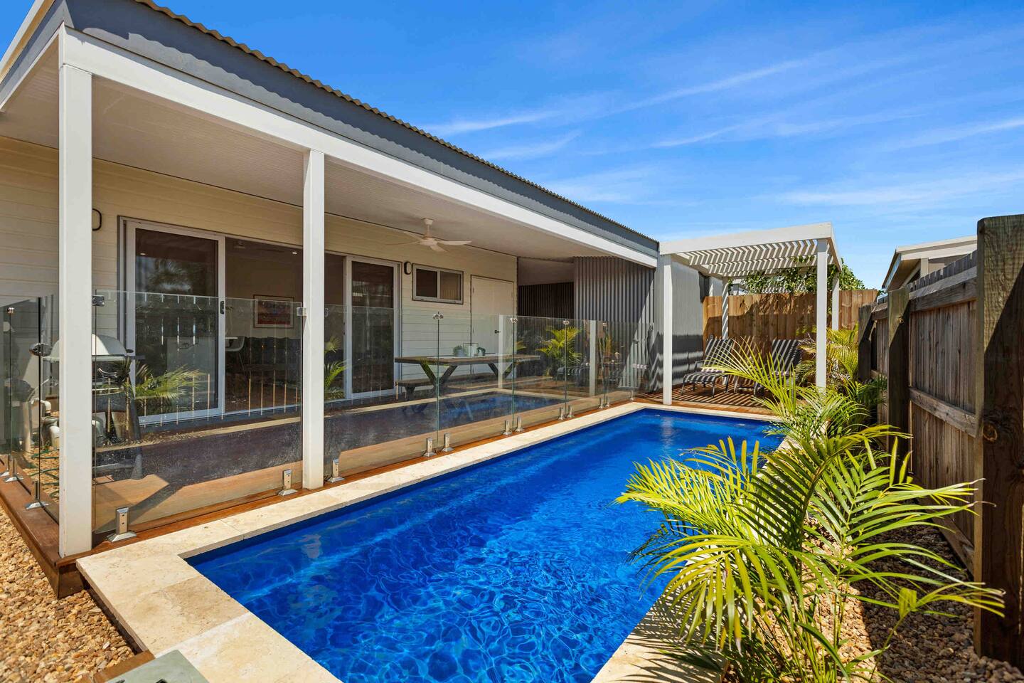 Dragonfly Abode. 2BR 2BA villa with Pool.