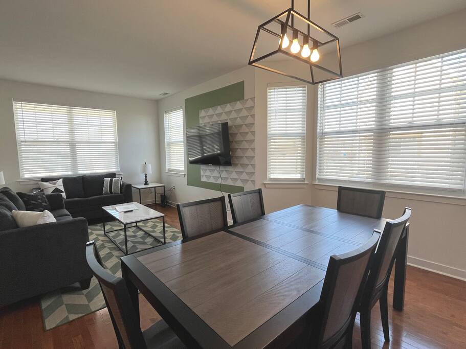 Laurel Heights- Fresh, Cozy and Close to All!