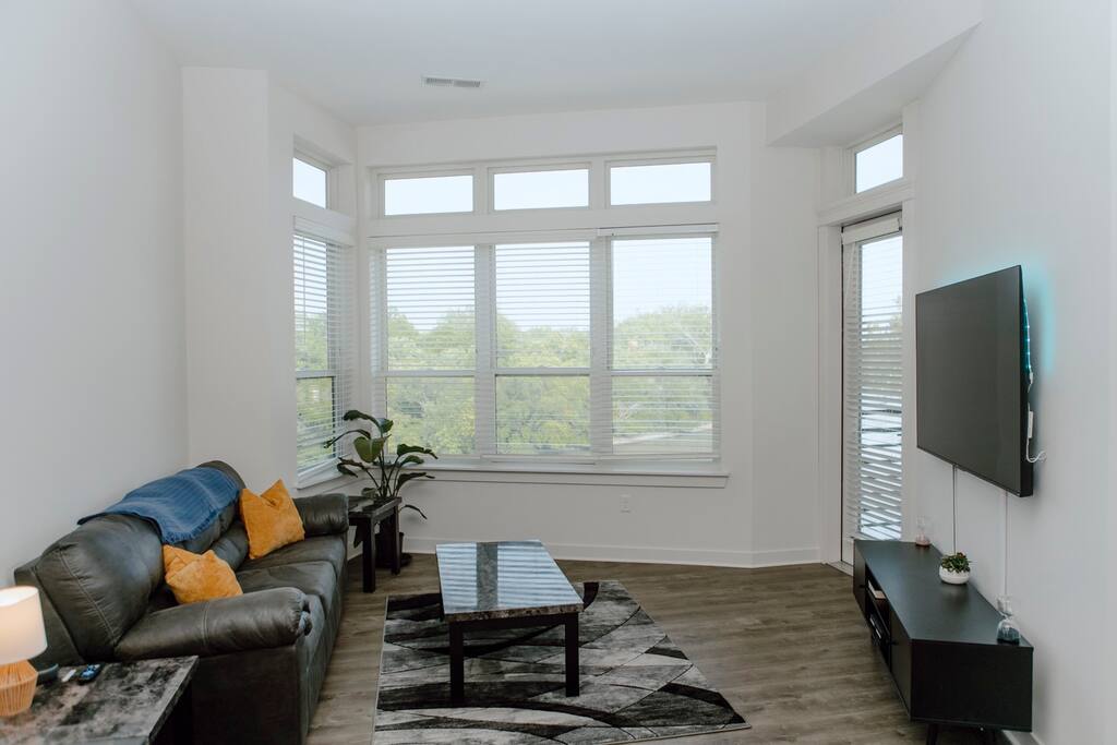 Beautiful Top Floor 1BR w/ FREE PKNG & Riverview