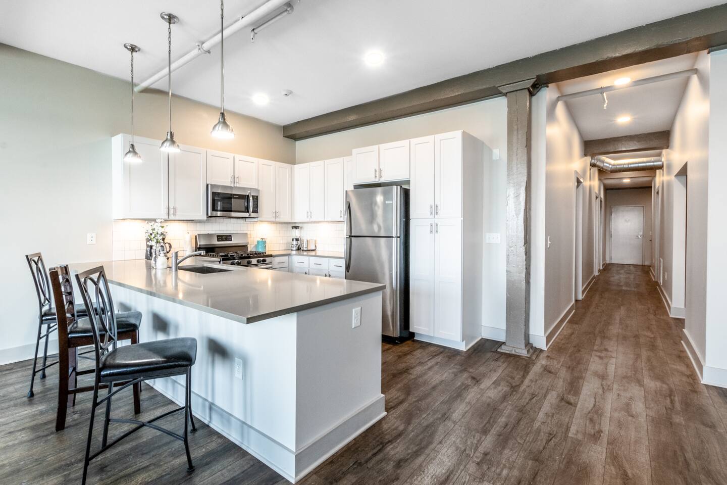 Generous 3 bedroom Contemporary Condo with free parking