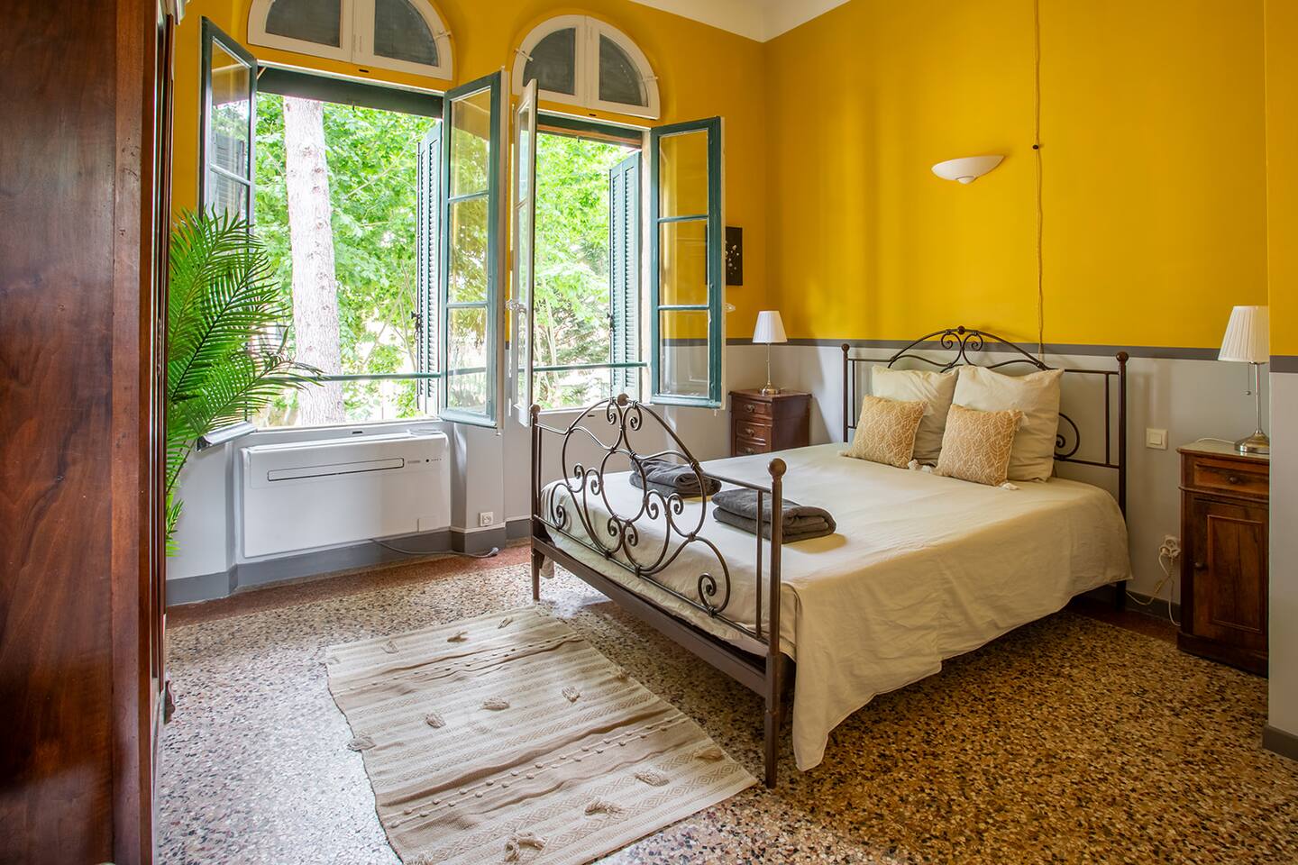 Walk Score 95 | Garden | Pool | 700 Mbps | PetsOK