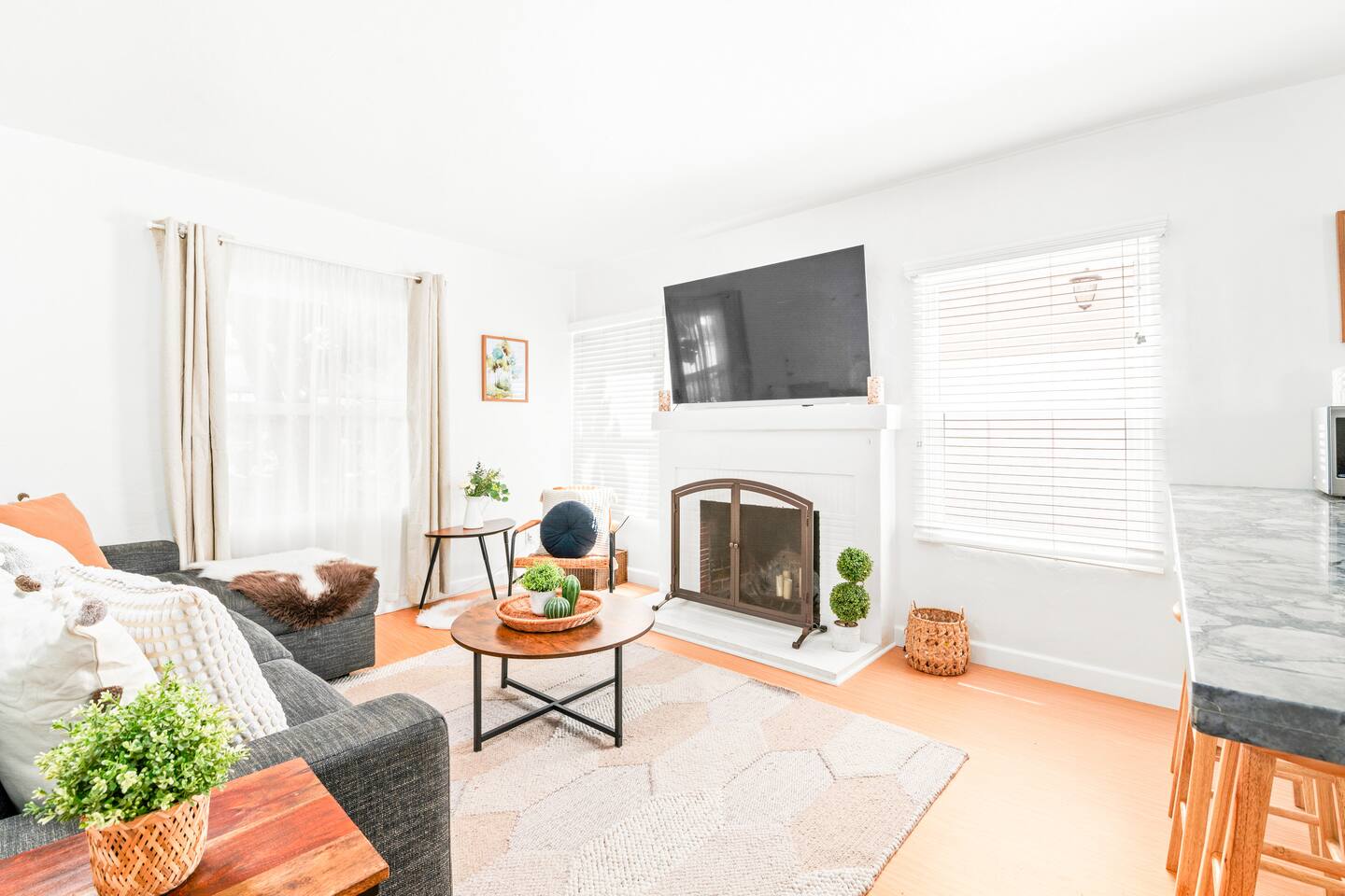 BBQ, Laundry, Parking, Starbucks 1 Block, Beach 5