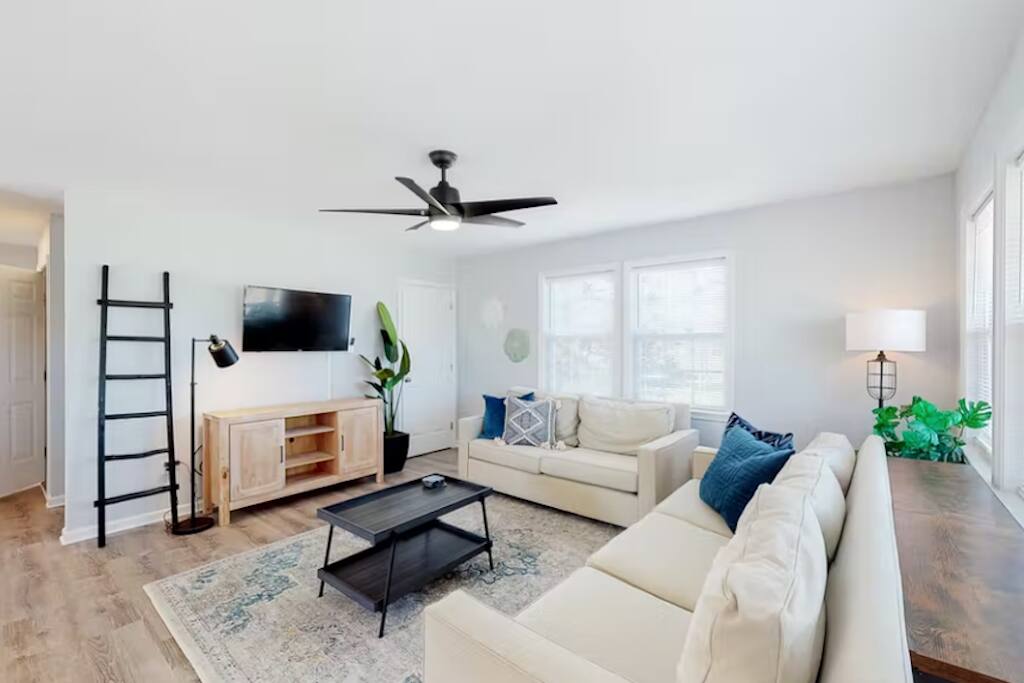 JB by the Sea + Walk to Beach and Holiday Markets