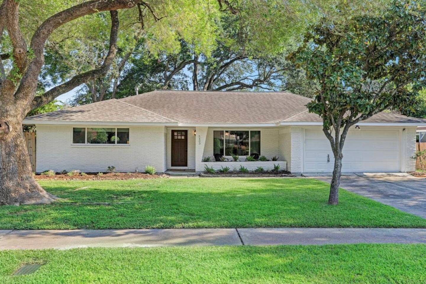 Boutique Designer Home | Sleeps 4 | Med Center #3