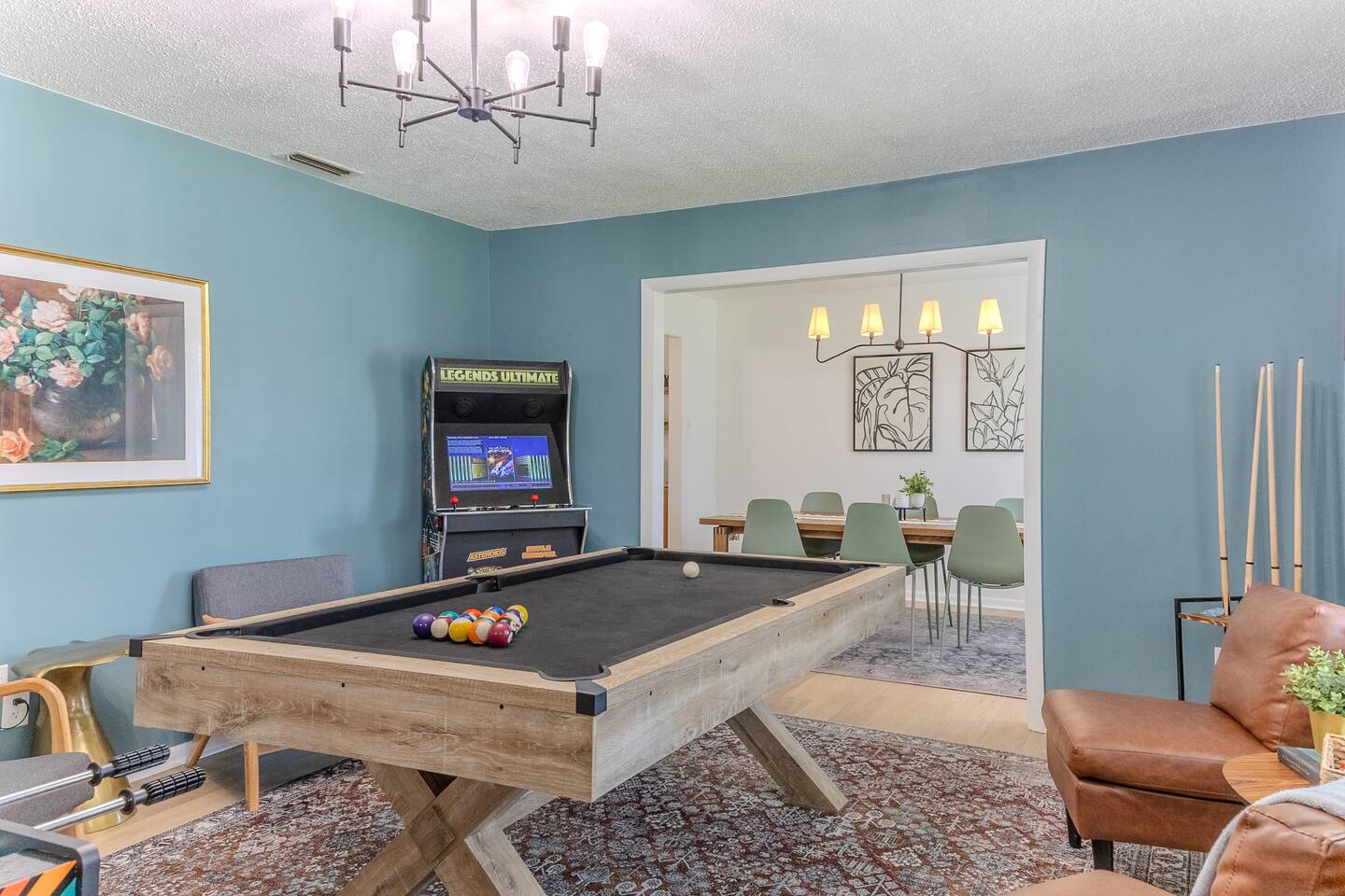 The Gornto Getaway- Game room, 4 TVs, King Bed