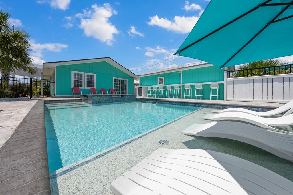 Luxury pool & walk to beach w/ sun deck sleeps 7