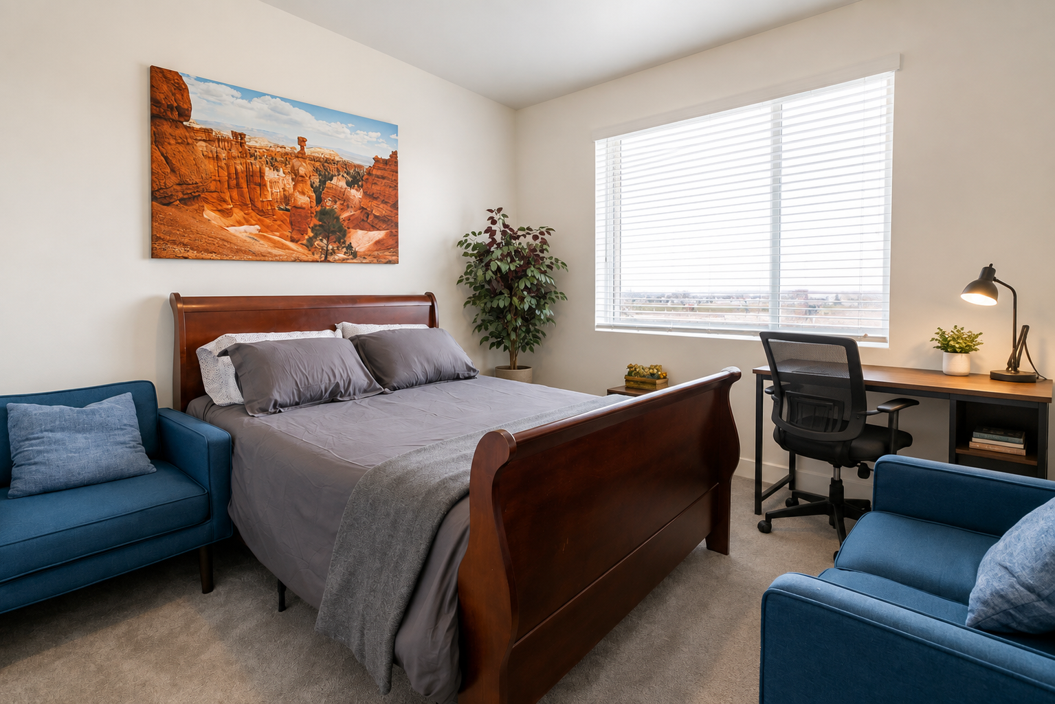 Cozy Queen Room with Shared Bath, Kitchen, LR