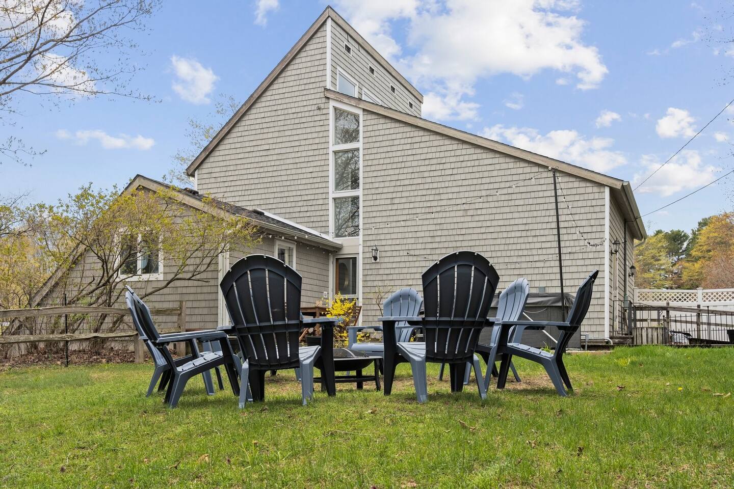 Feet from Lake & Downtown, Pond View, Hot Tub,Pets