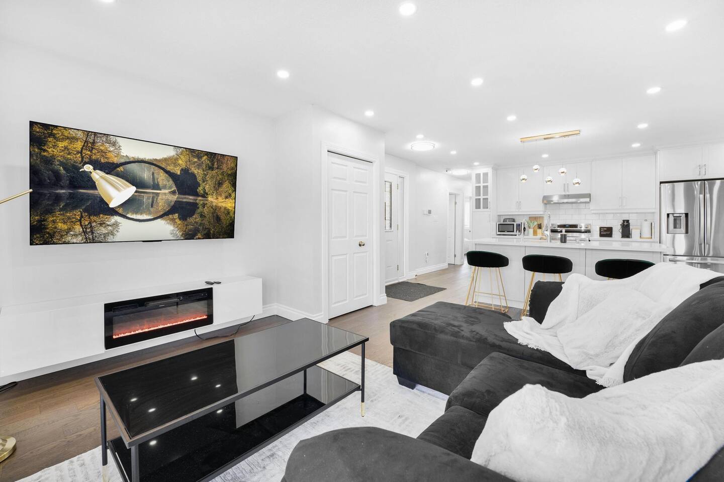 Luxury Estate+Renovated 3 BD+65" TV+WFH+Sleeps 9
