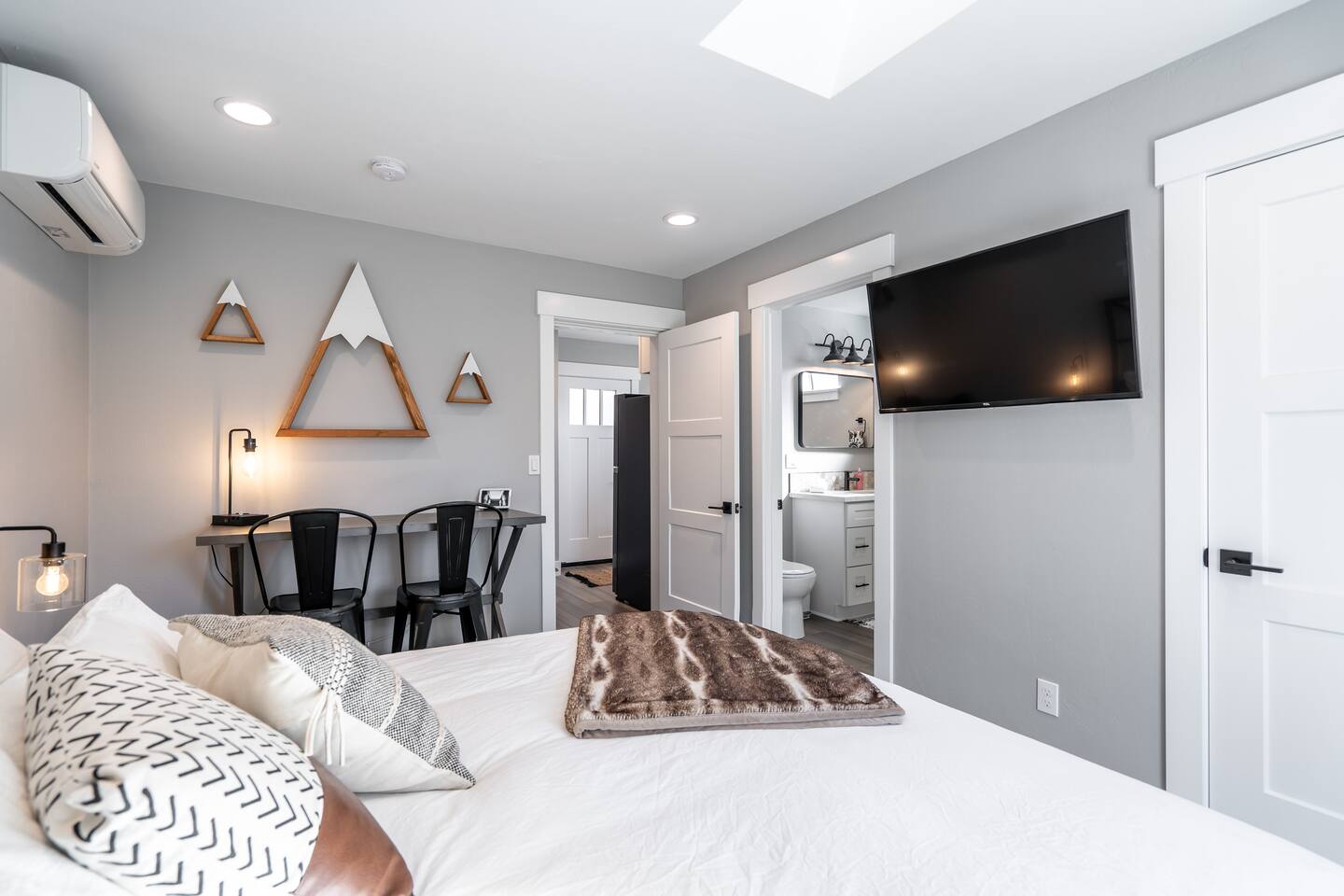 Downtown Studio Apartment in Eugene’s Heart!