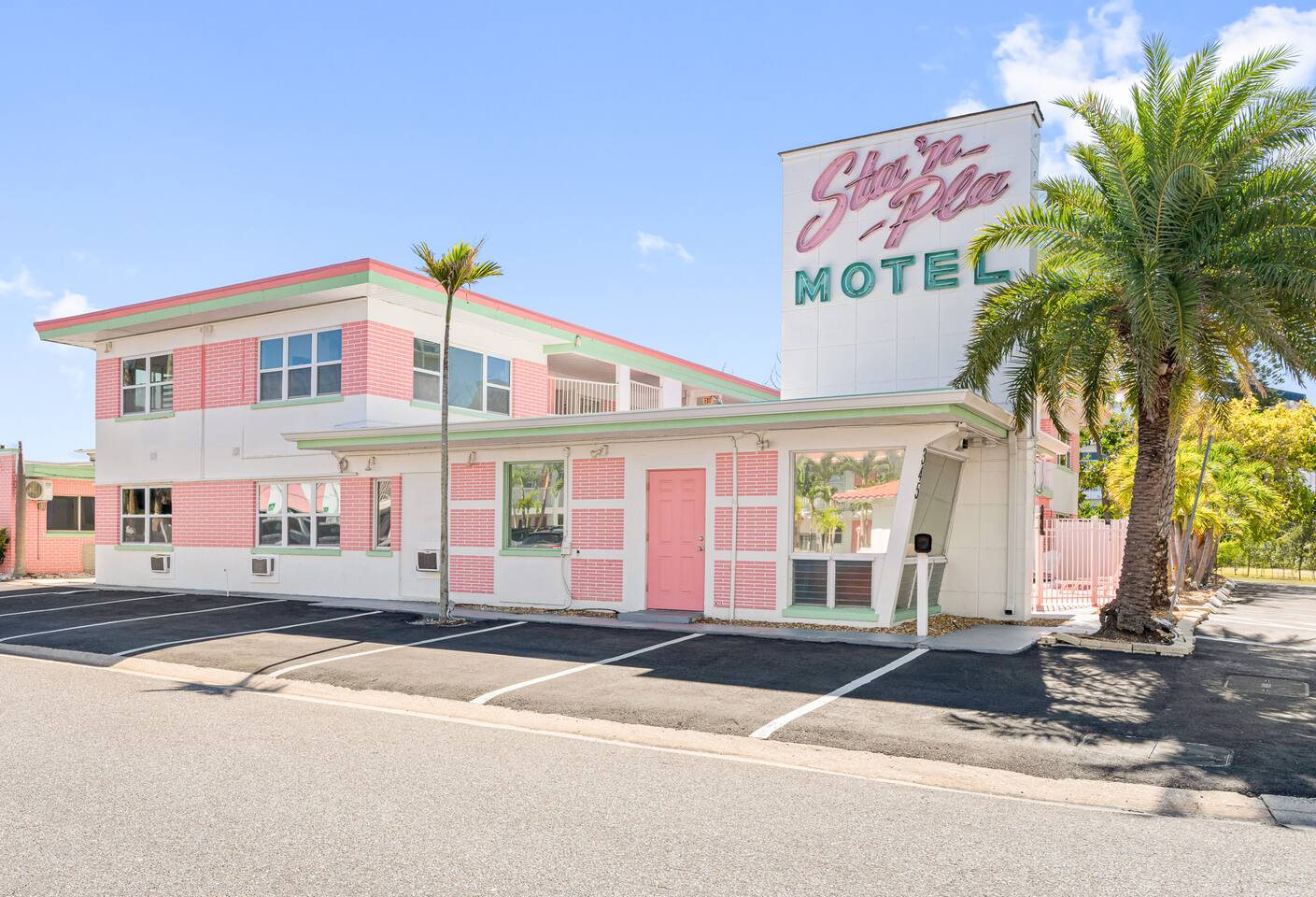 3 min to beach ~ pool ~ free parking ~