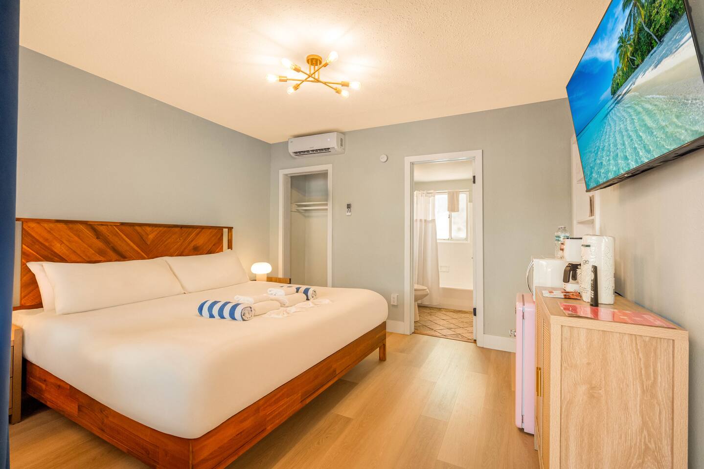 3 min to beach ~ pool ~ free parking ~