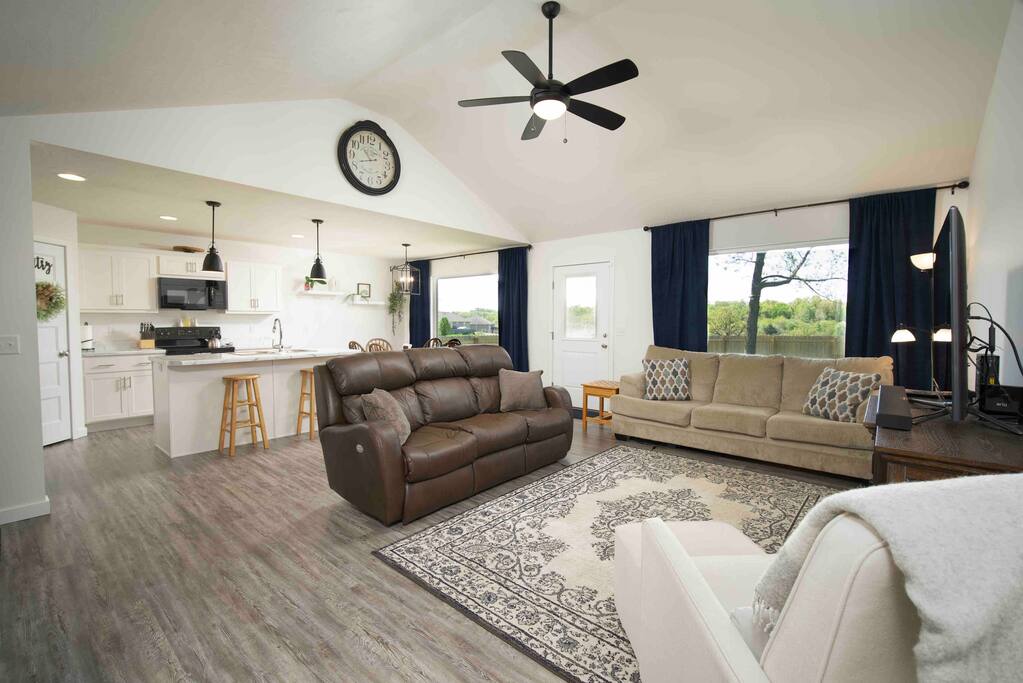 Ashwood Gables: Full Fence, Saucer Swing, Quiet St