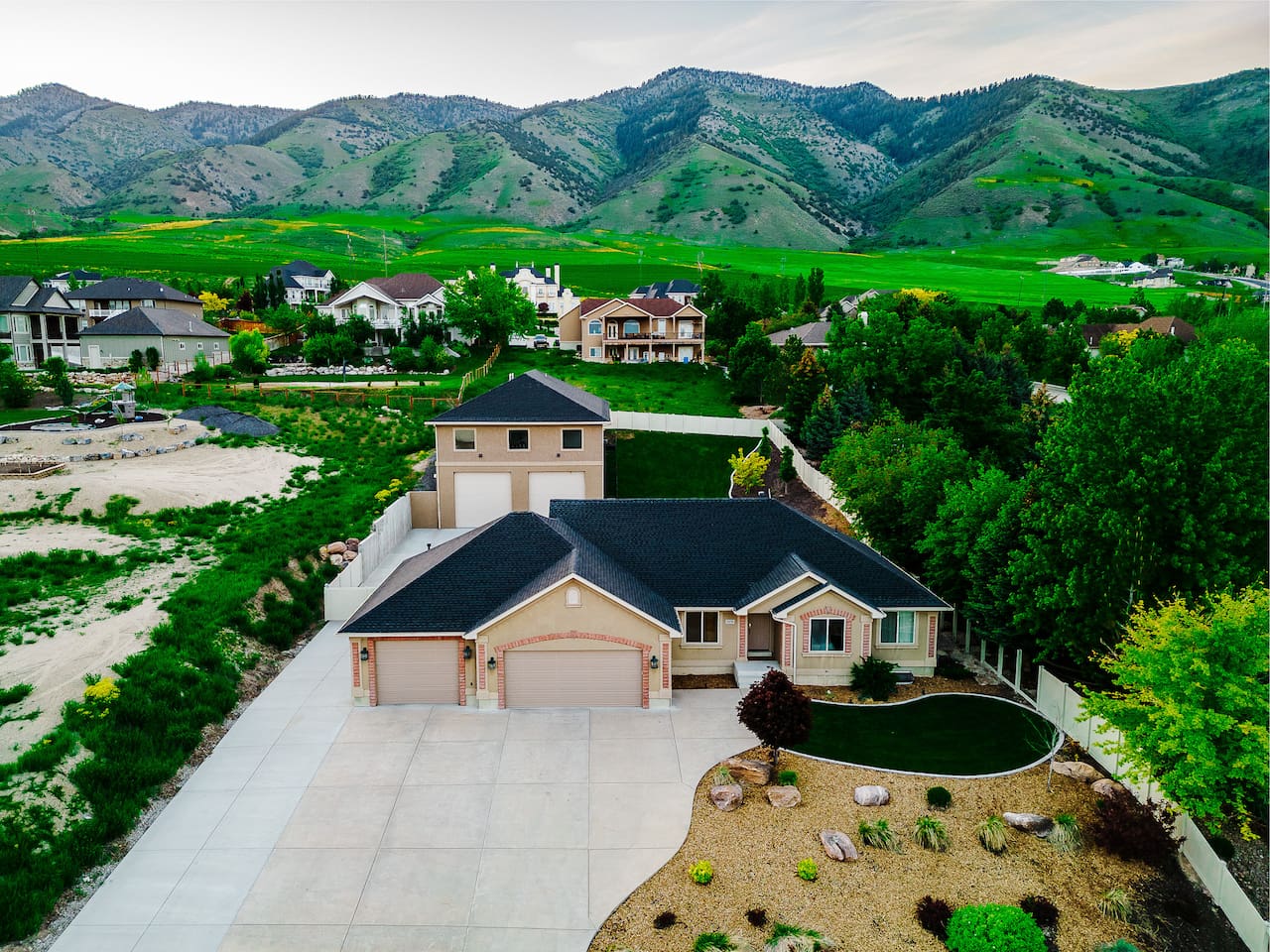 Family Fun! Huge GAME room /Hot Tub/Sleeps 22+