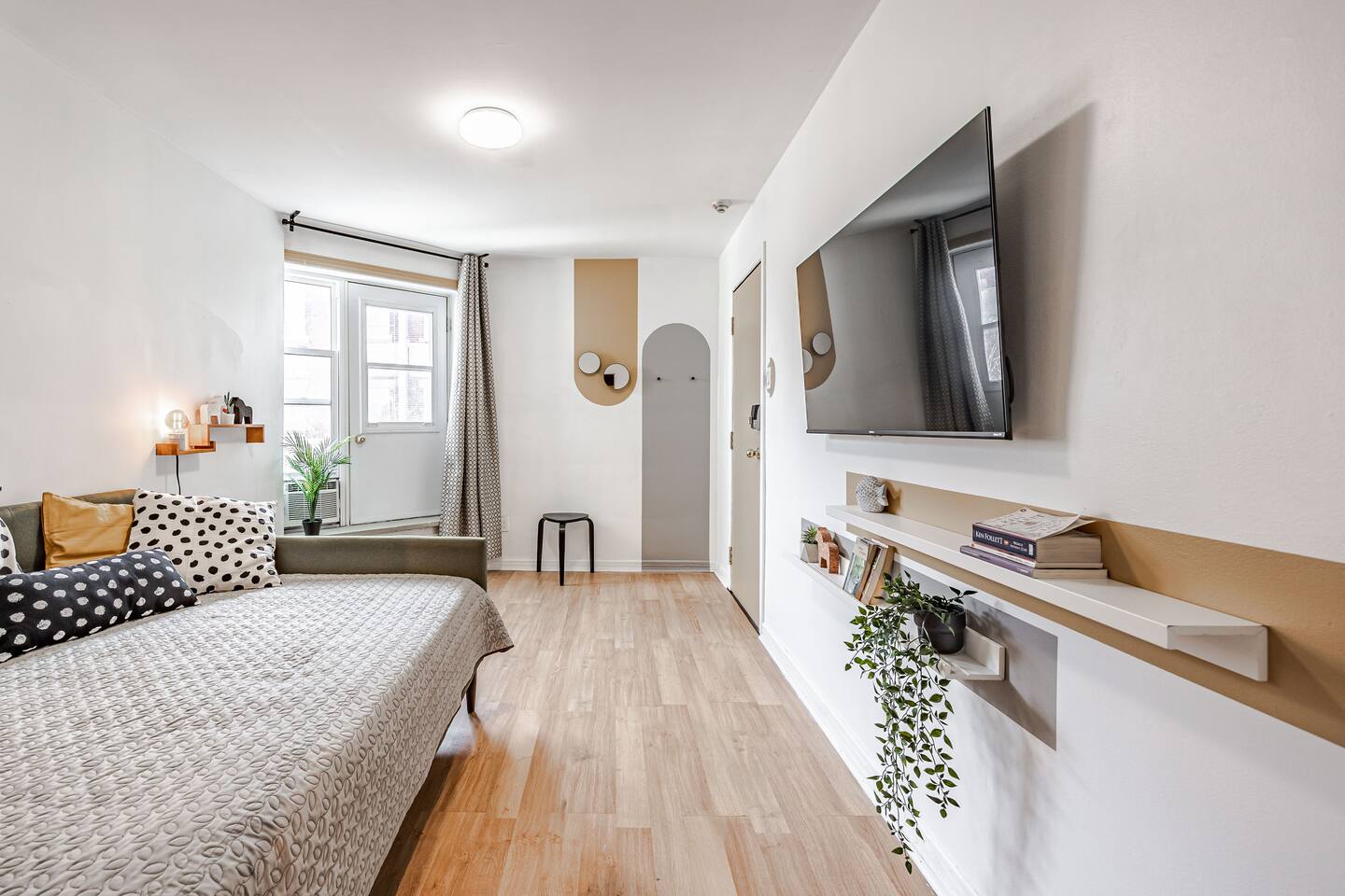 Free Parking | Bachelor Pad with Balcony - 21