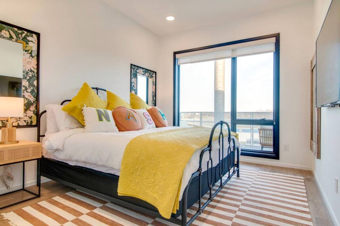 Stylish downtown condo w/ pool & parking