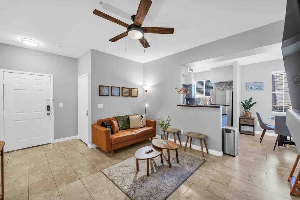 Haus 215 * NEAR STRIP * 1st floor condo