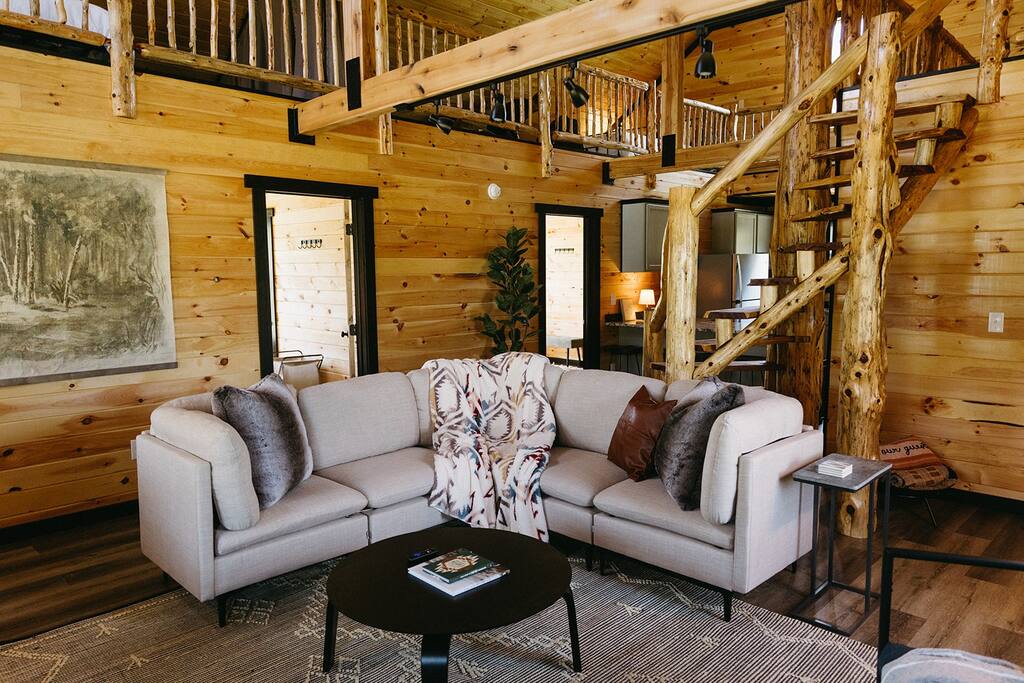 "Valley View Lodge" RRG - Modern Stay w/ Hot-tub
