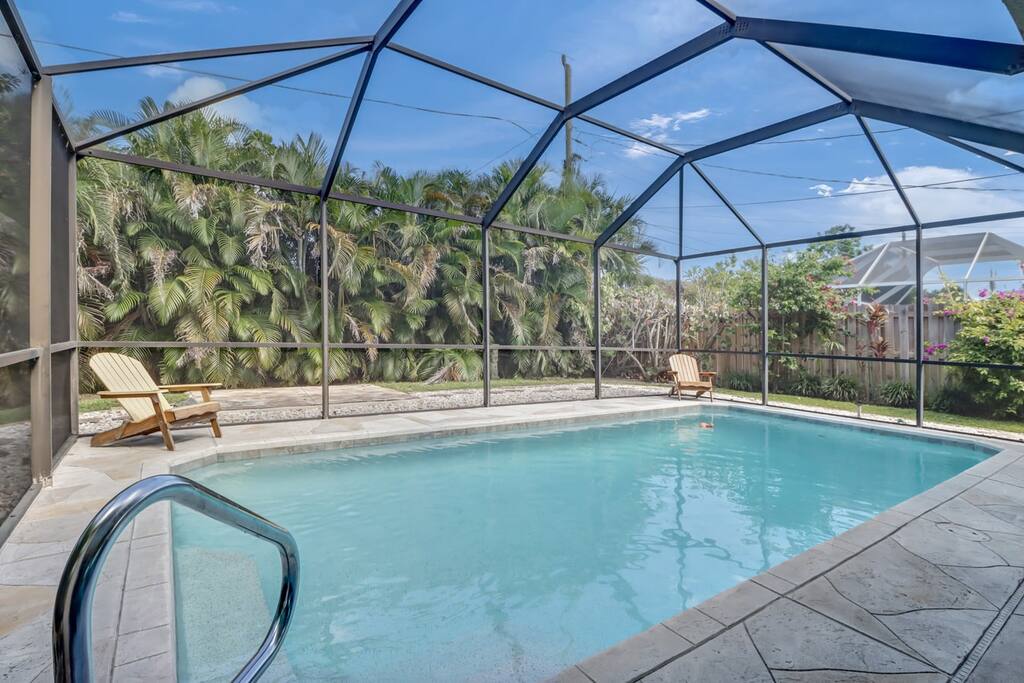 Cozy Beach House - 5 minutes from Vanderbilt Beach