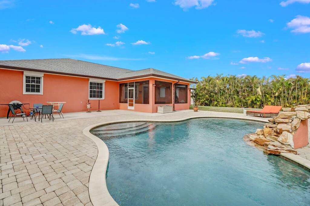 Modern Estate w/ Private Pool close to everything!