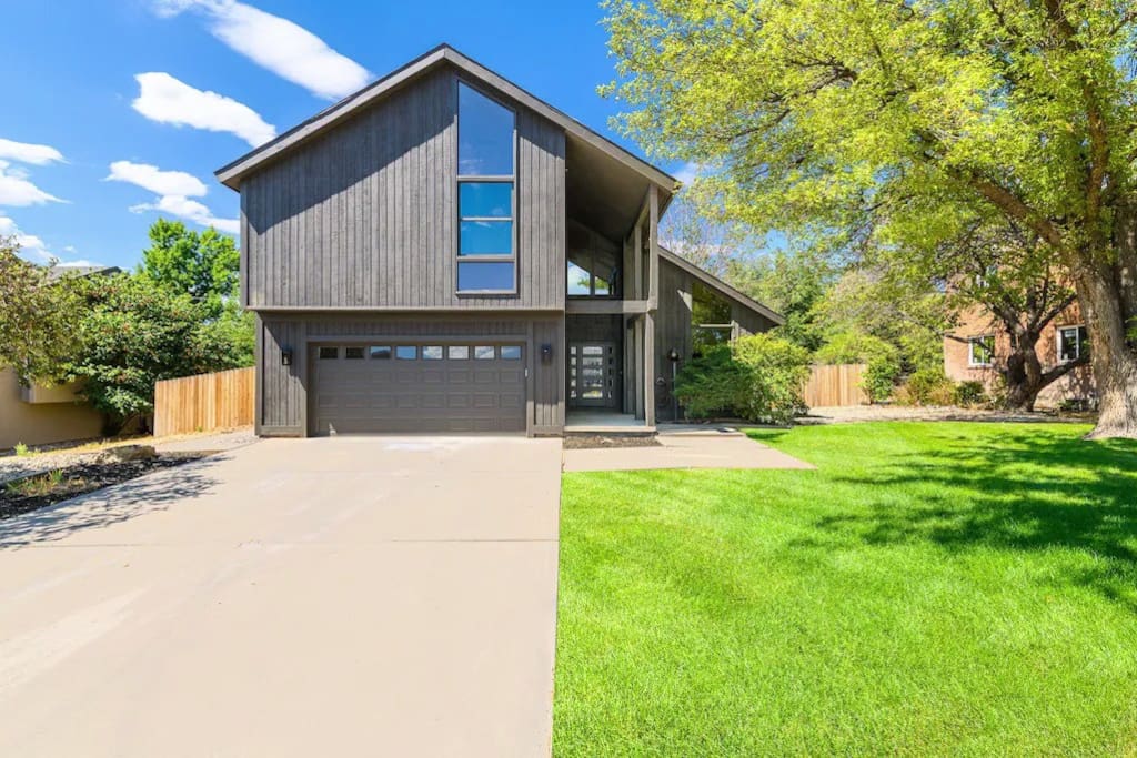 Large 4 Bed Home w/hot tub & yard! NO XTRA FEES!