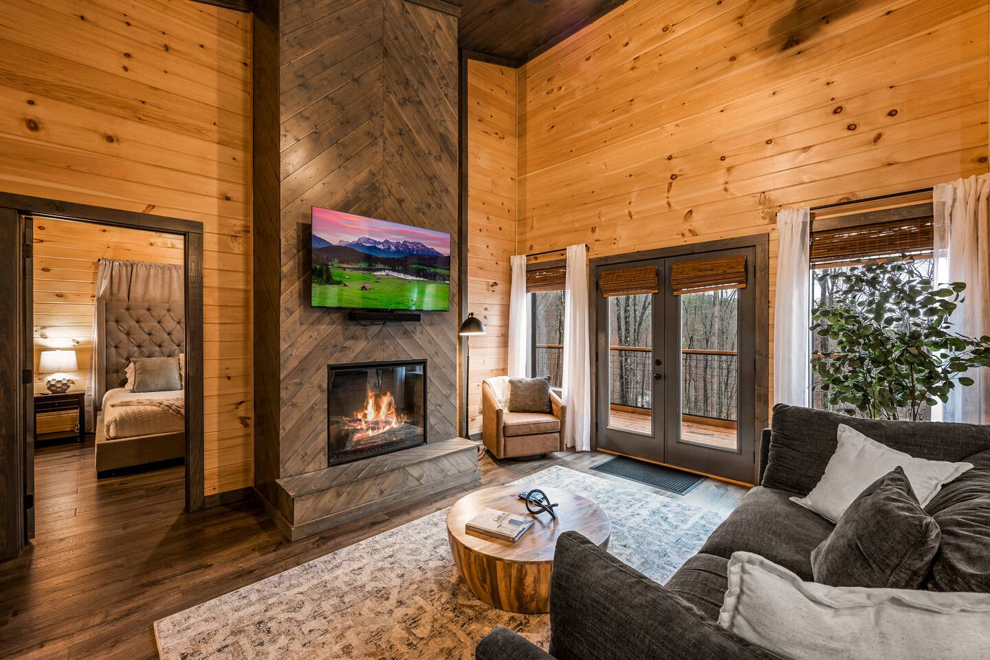 Gatlinburg •Cozy Couples Cabin • Hot Tub • Wi-Fi