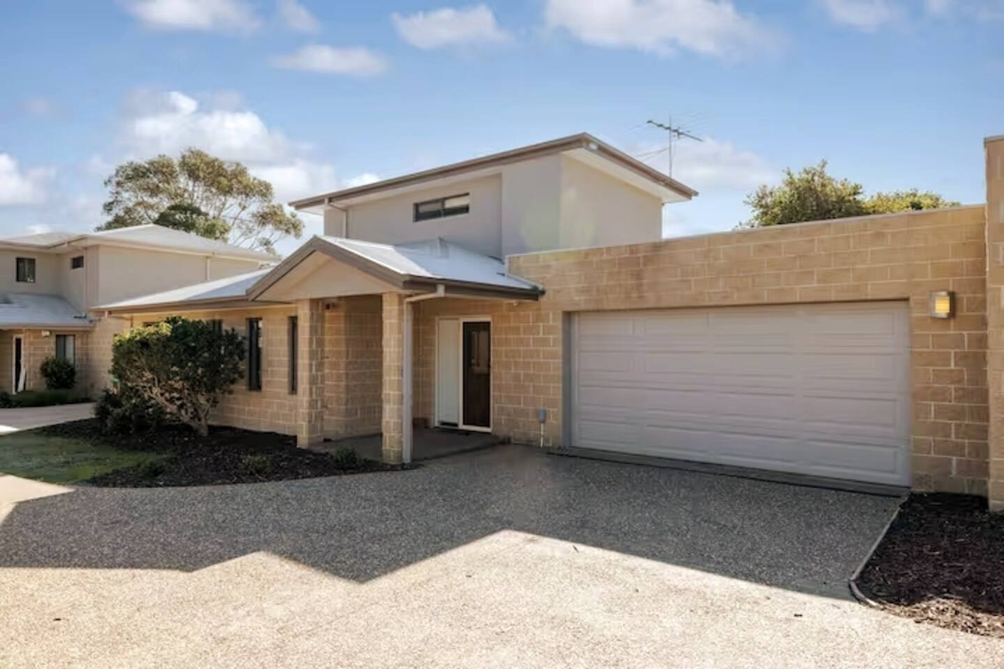 Central Townhouse for Six by Ready Set Stay