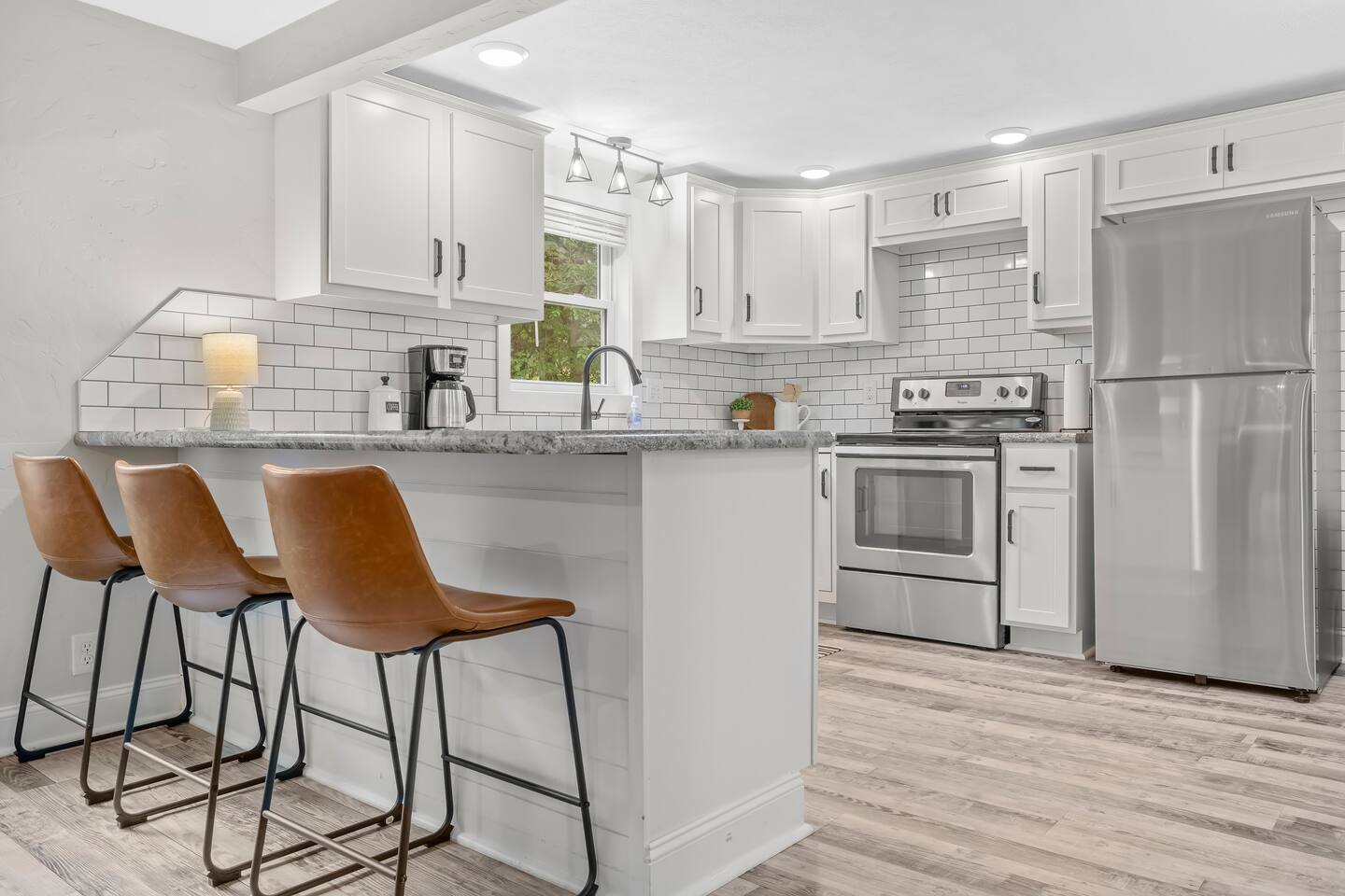 Riverside Retreat: Hot Tub, Peaceful Setting