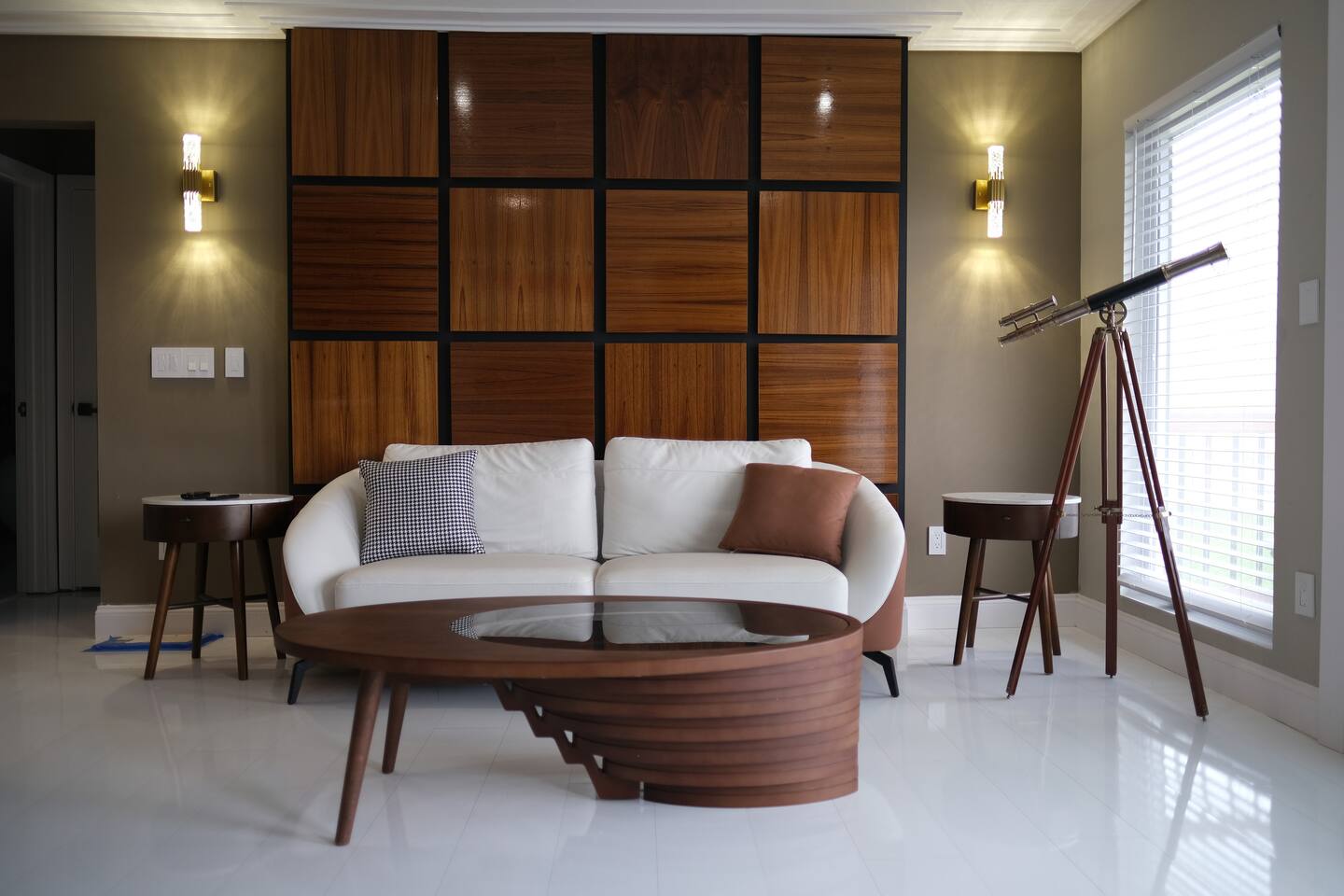 Modern refinement on the waterfront!