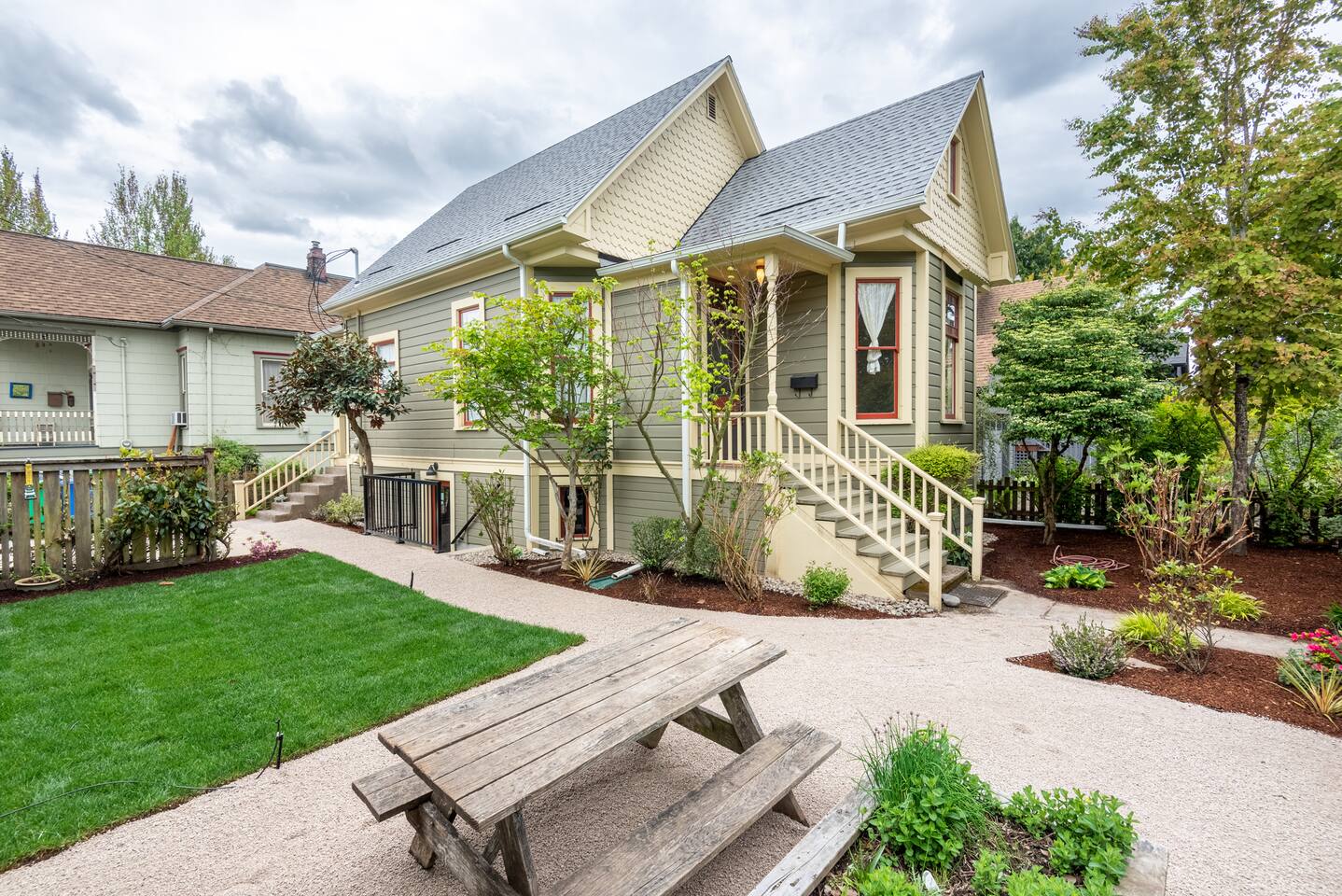 Queen Anne Cottage A+ SE PDX Neighborhood