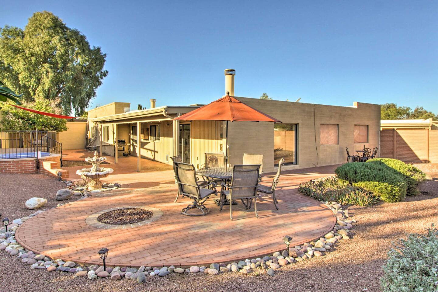 Fountain Park| Large layout & yard | Private spa!