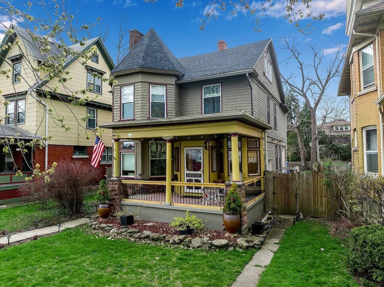 5BR Family Victorian Walk2Falls KingSuite Gameroom