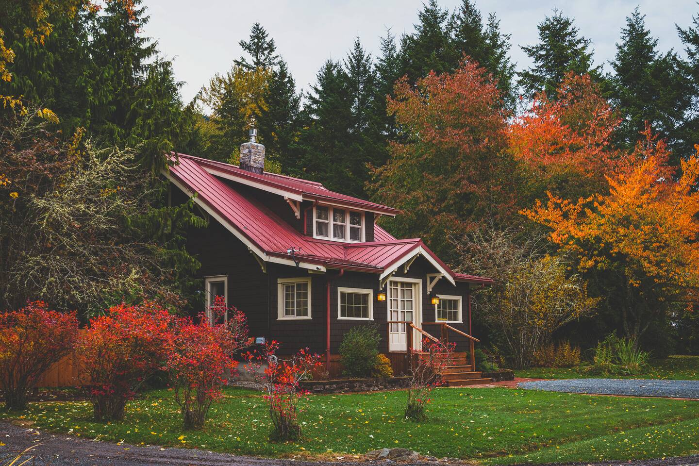 Summit Suite at Ashford Lodge: Projector, Hot Tub!