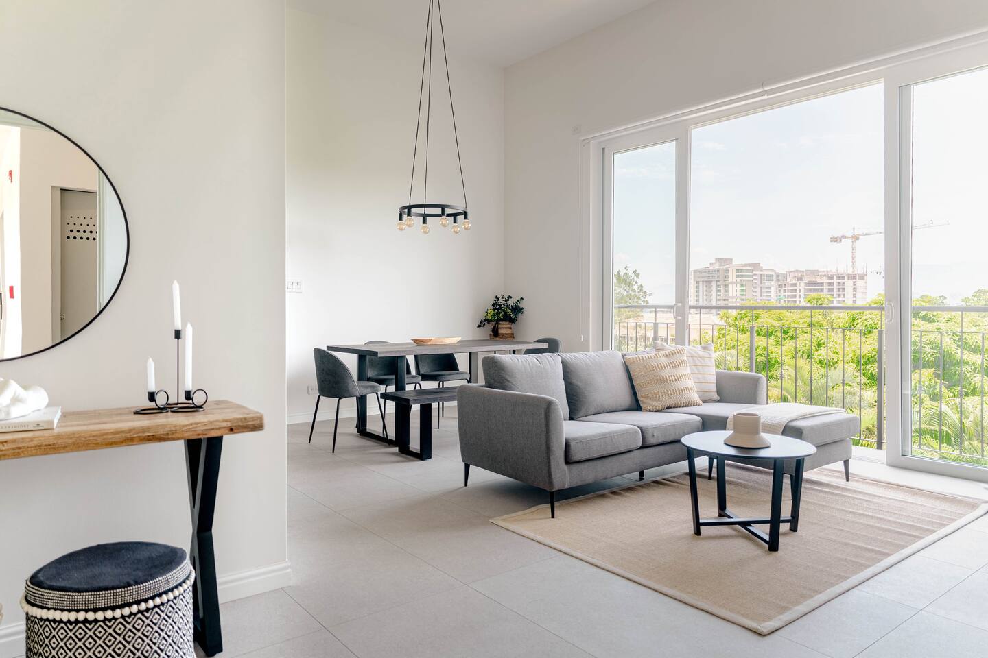 Stylish Apartment w/ Workspace, Pool & Gym