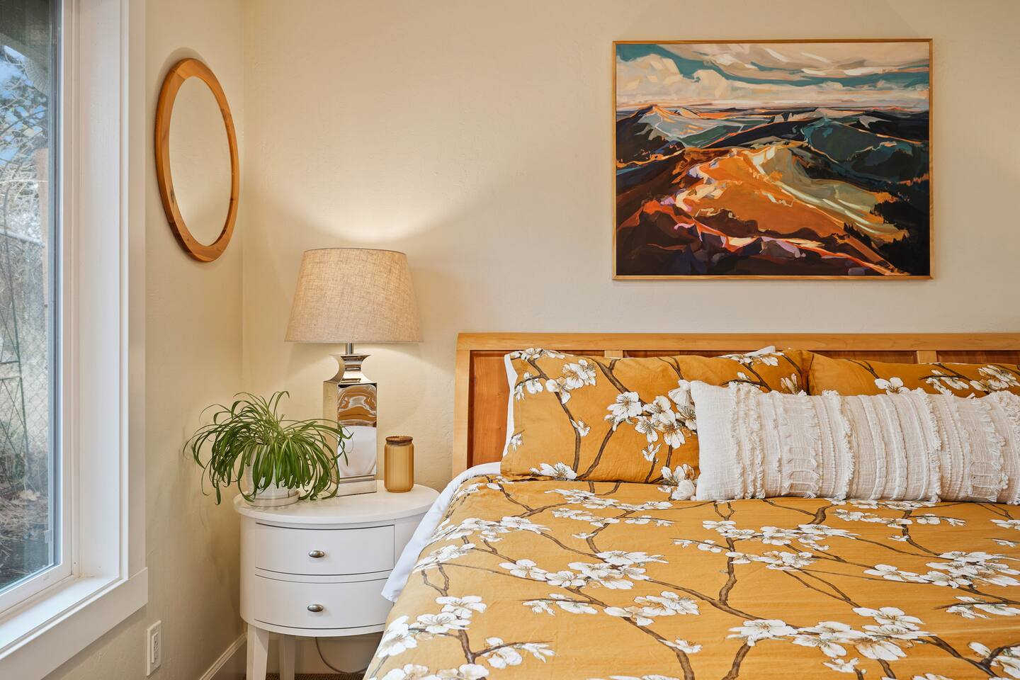 Hillside Haven: Tranquil NW Studio Near the River