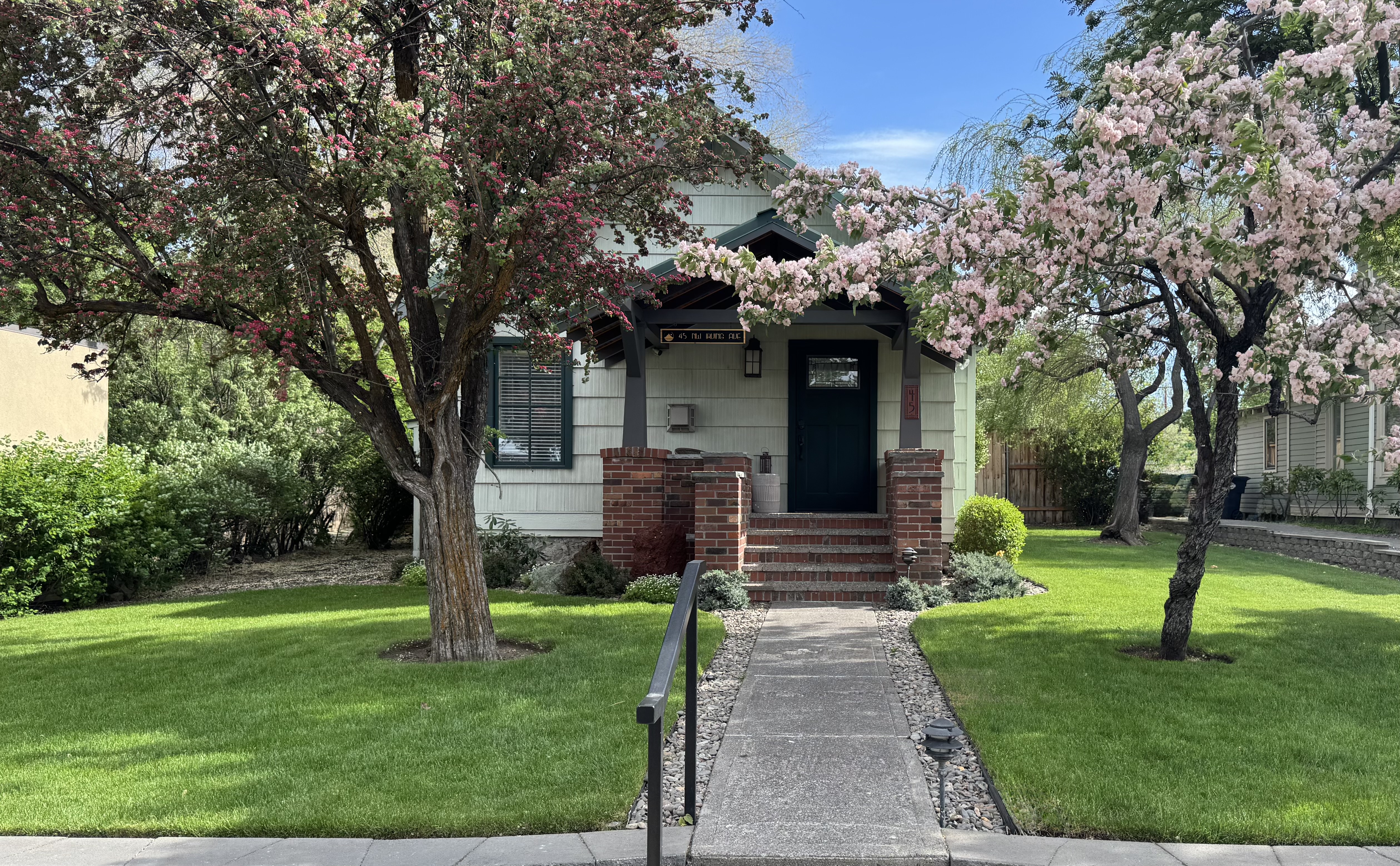 Downtown - Super Walkable - King - Local Hosts